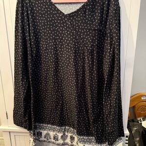 LuLaRoe’s Elizabeth top Black and White floral patterned